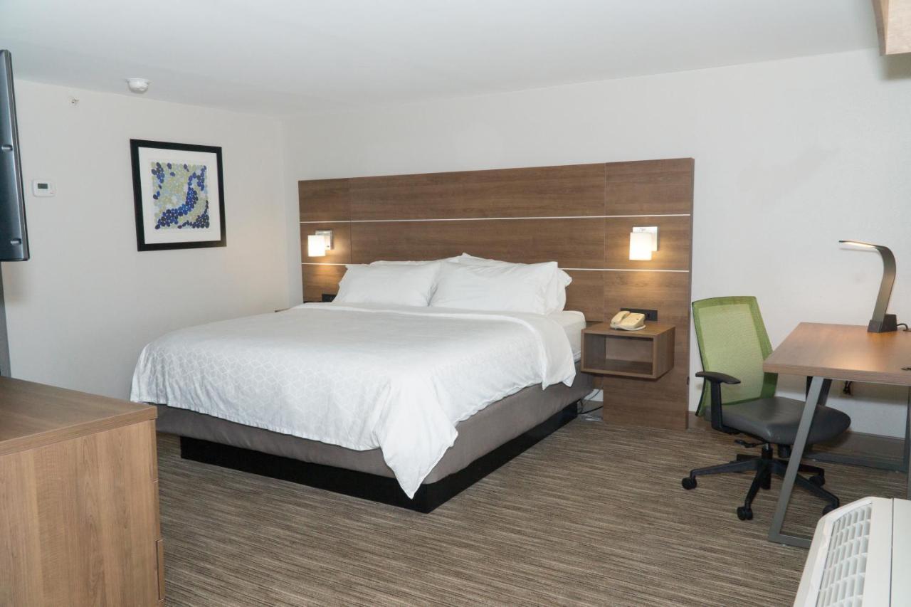 Holiday Inn Express Hotel & Suites Madison By Ihg Εξωτερικό φωτογραφία