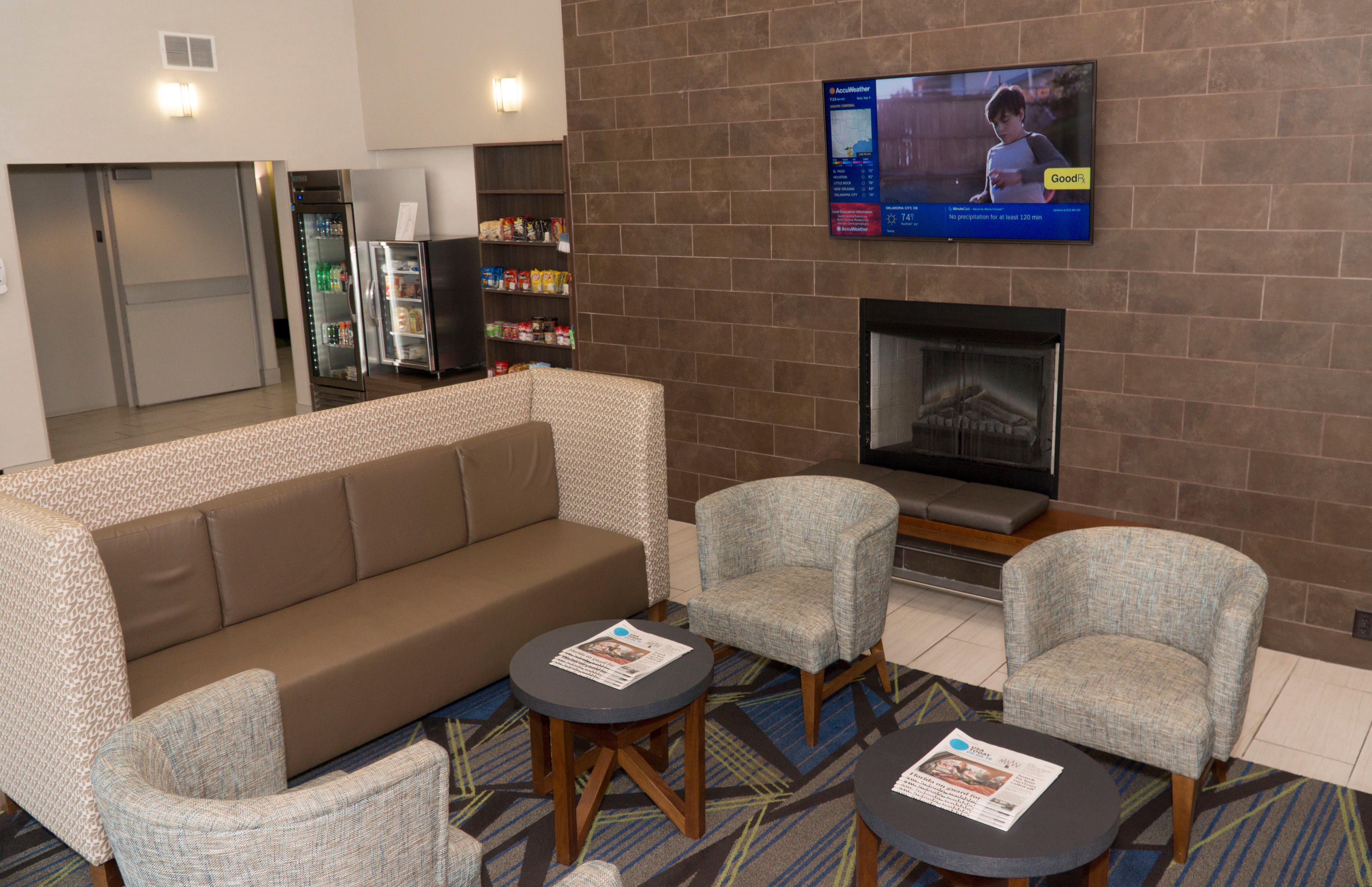 Holiday Inn Express Hotel & Suites Madison By Ihg Εξωτερικό φωτογραφία
