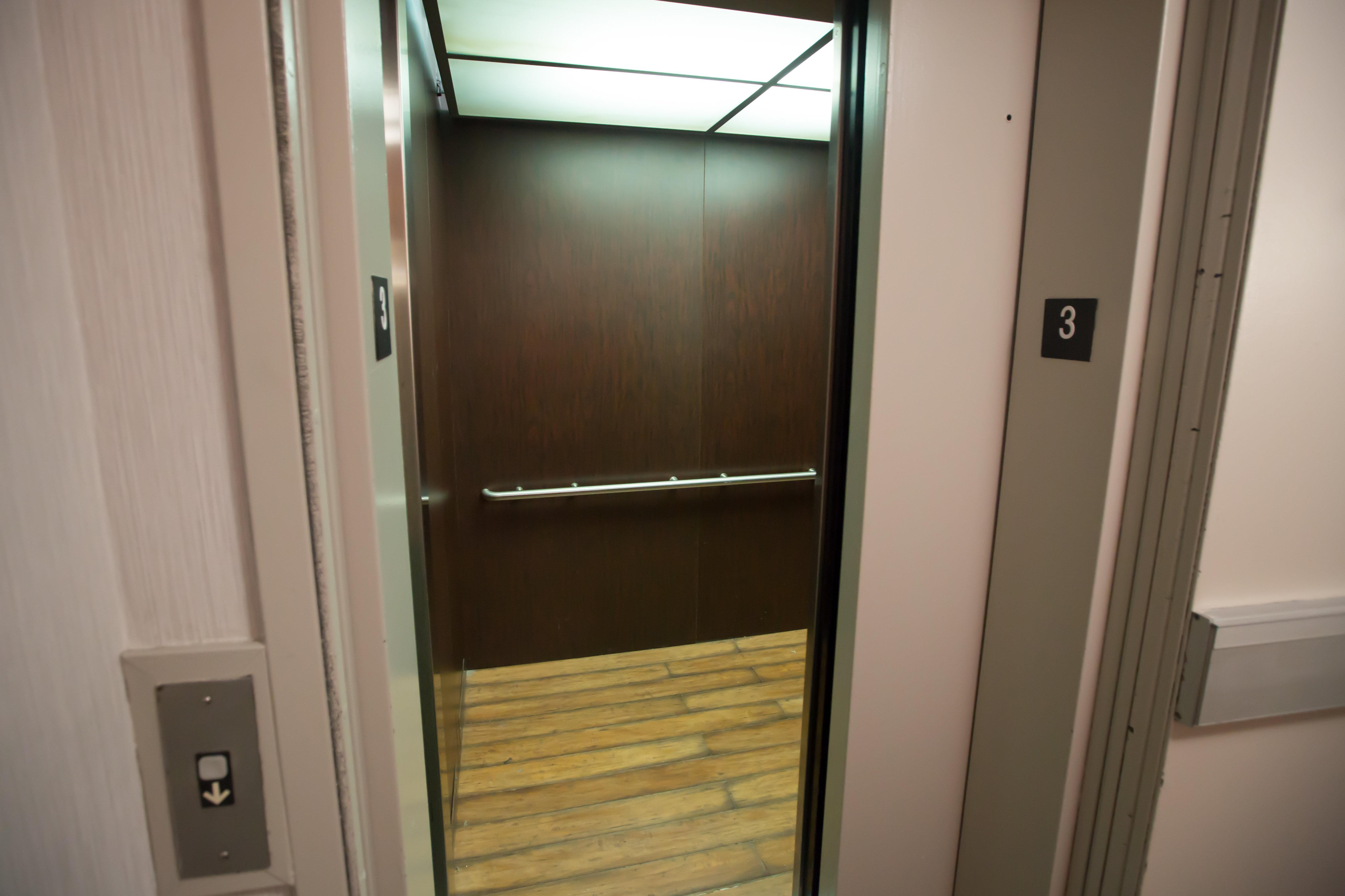 Holiday Inn Express Hotel & Suites Madison By Ihg Εξωτερικό φωτογραφία