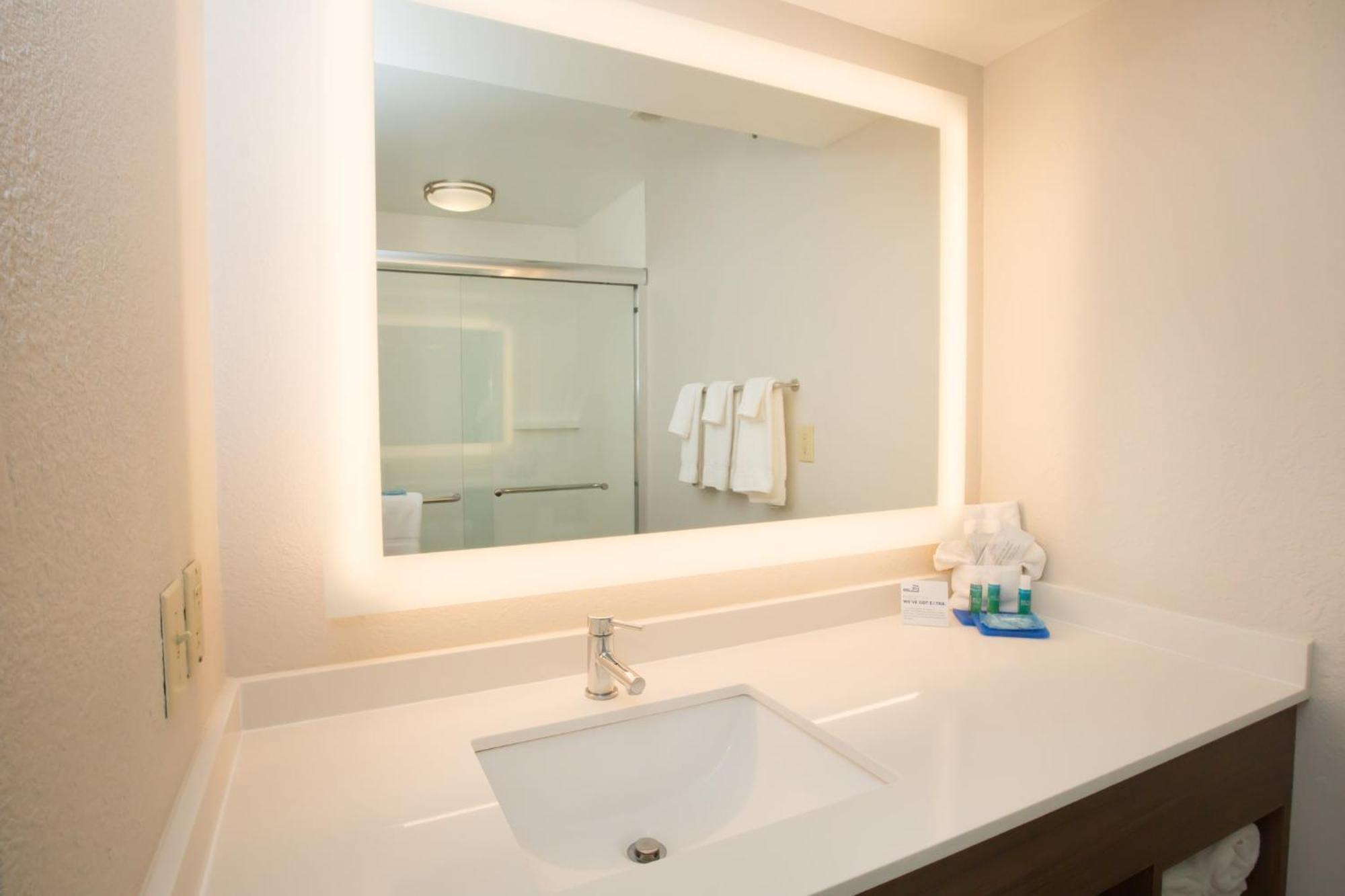 Holiday Inn Express Hotel & Suites Madison By Ihg Εξωτερικό φωτογραφία
