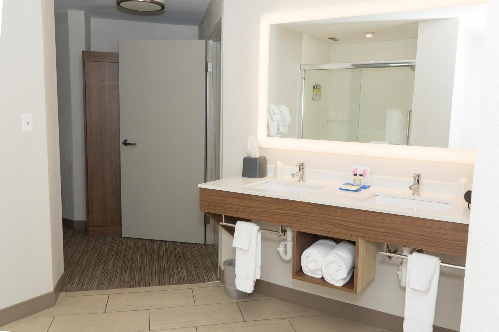 Holiday Inn Express Hotel & Suites Madison By Ihg Δωμάτιο φωτογραφία